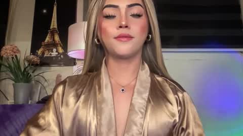 Snapshot of yvonne_guidotti chatting on October 8, 7:09 pm Miss Cali online show from October 8, 7:09 pm