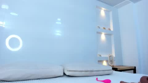 Zenda Evans online show from December 19, 4:52 am