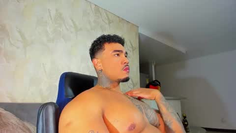Snapshot of zeus_strong93 chatting on October 9, 2:39 am zeus strong online show from October 9, 2:39 am