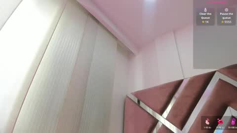 zoe_evaanss_ online show from May 6, 7:31 pm
