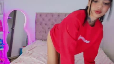 zoe_kravitx_ online show from January 13, 6:32 am