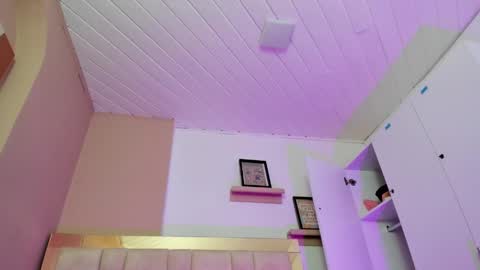 zoe_moreau online show from January 8, 7:20 pm