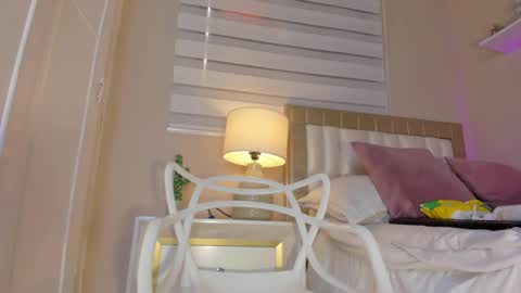 Snapshot of zoe_sky_ chatting on February 22, 5:46 pm Hi guys i am Zoe online show from February 22, 5:46 pm