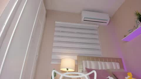 Snapshot of zoe_sky_ chatting on February 19, 2:44 pm Hi guys i am Zoe online show from February 19, 2:44 pm