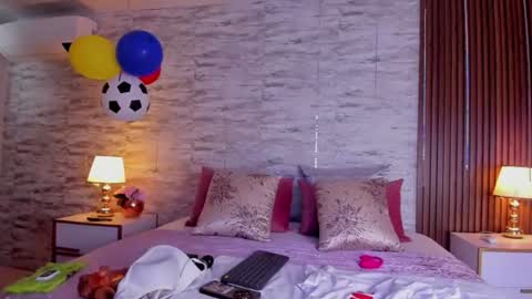 zoehiltonx online show from June 15, 1:25 pm
