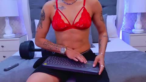 Zoe Krug online show from November 19, 12:04 pm