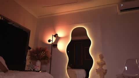 zoevidal_ online show from April 13, 12:31 pm