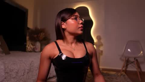 zoevidal_ online show from January 8, 12:33 pm