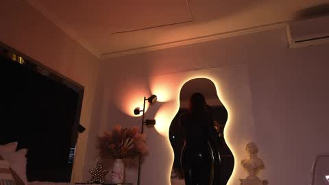 zoevidal_ online show from May 23, 12:01 pm